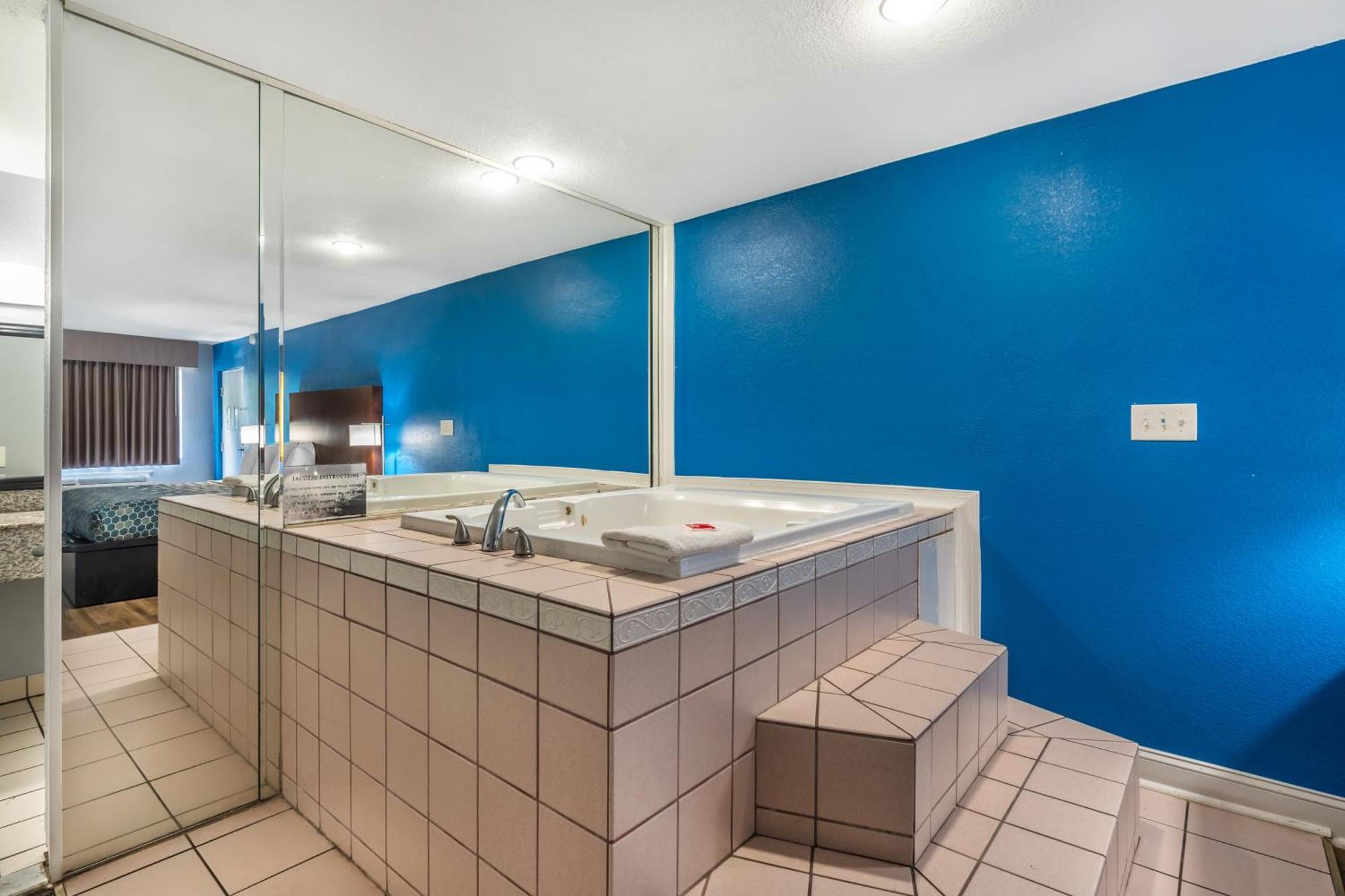Econo Lodge Inn & Suites I-64 & Us 13 Вирджиния Бийч Екстериор снимка